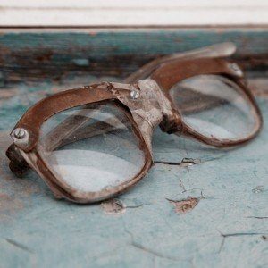 Gafas antiguas rotas