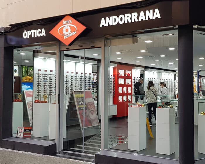 Òptica Andorrana Igualada, a Carrer de Sant Magí núm 21. Ulleres de sol, ulleres graduades i lents de contacte de les millors marques als increïbles preus d'Andorra. Façana d'Òptica Andorrana Igualada amb ofertes de les millors marques d'ulleres de mercat.