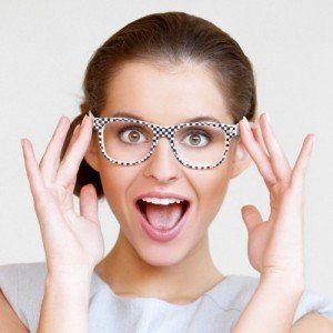 Chica recolocándose sus gafas graduadas de oferta