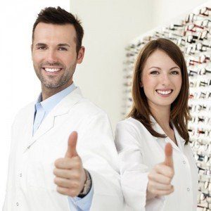 Dos trabajadores sonriendo tras conseguir su empleo en Óptica Andorrana