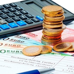 Calculadora, monedas y un documento con datos financieros