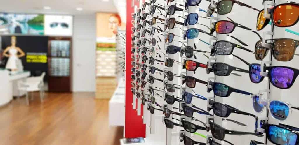 Óptica Andorrana Teruel exposición gafas de sol marcas ray ban polaroid oakley maui jim guess fila carolina herrera nike tous dolce gabbana arnette kypers calvin klein gucci lacoste persol tom ford bulgari chopard